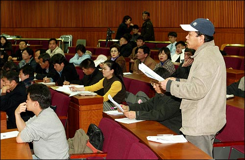 민주노동당이 지난 1월 19일 국회헌정기념관에서 개최한 '국회 속 서민의 목소리 제1회 민생포럼'에서 한 임대아파트 입주자 대표가 임대아파트의 문제점을 제기하고 있다. 